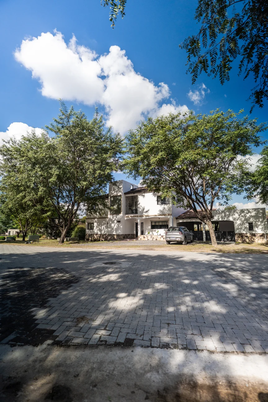 Casa en Salta entre arbolado, imagen editorial de Vatioprop